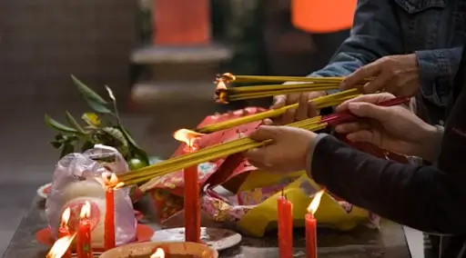 Giải đen bằng cách nhờ thầy cúng